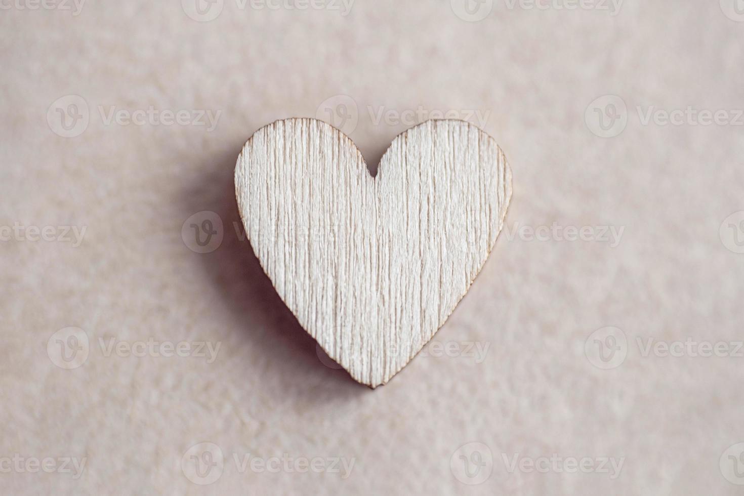 Holzherz auf Papierhintergrund, Liebeskonzept, minimalistisches Valentinstag-Design foto