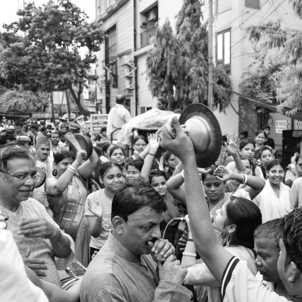 neu delhi, indien 01. juli 2022 - eine riesige zusammenkunft von eifrigen aus verschiedenen teilen von delhi anlässlich ratha yatra oder rathyatra. Rath für Lord Jagannath, gezogen von Menschen, Jagannath Rath Yatra foto