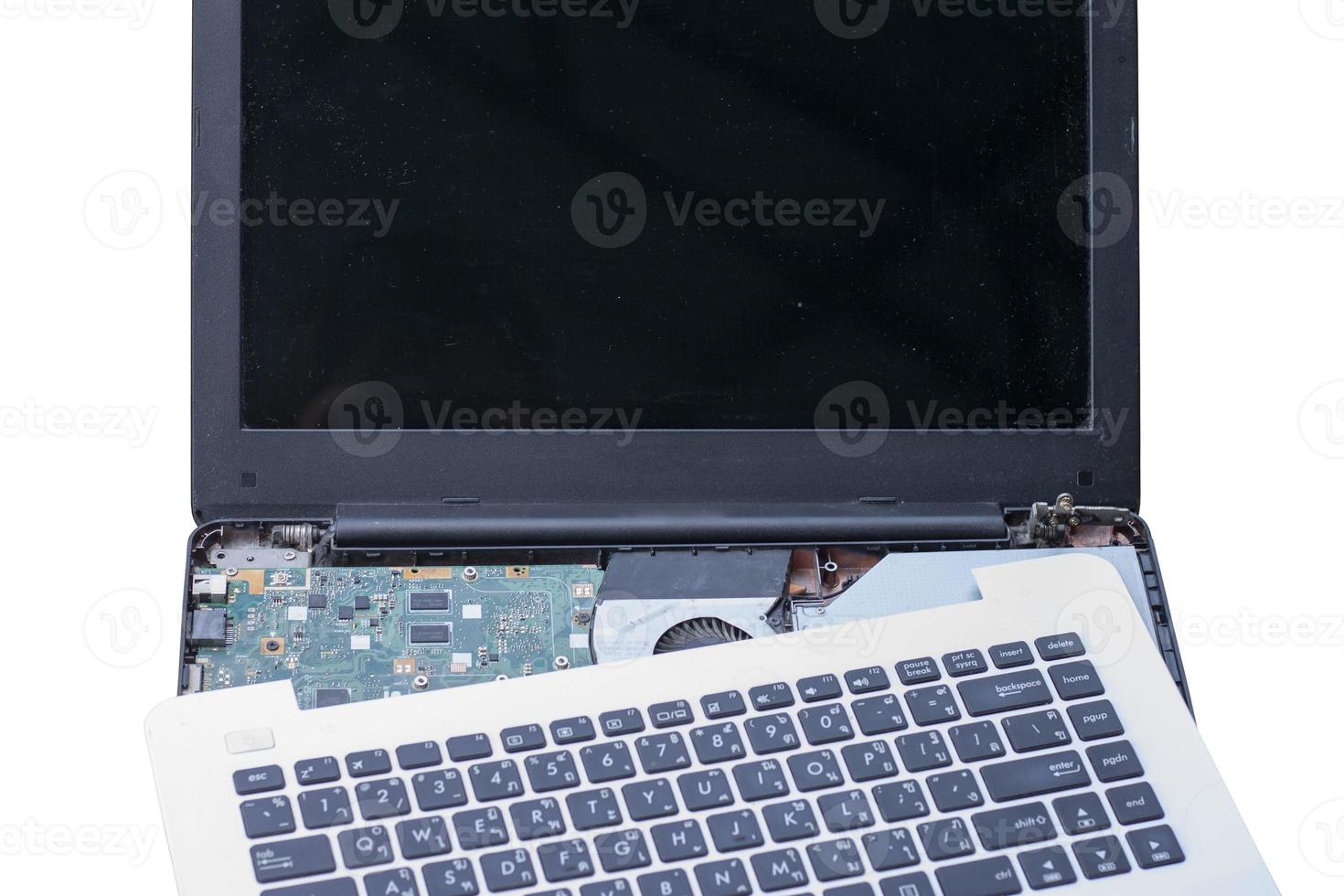 Reparatur-Laptop-Computer mit thailändischer Tastatur isoliert auf weißem Hintergrund inklusive Beschneidungspfad. foto