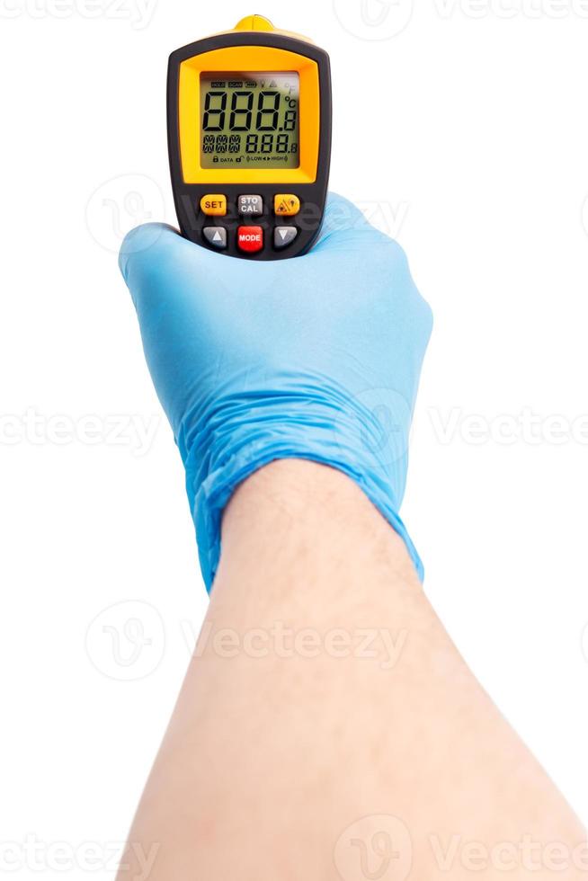 rechte hand in blauem medizinischem latexhandschuh mit gelbem kontaktlosem infrarotthermometer isoliert auf weiß, mockup-anzeigezustand mit allen an foto