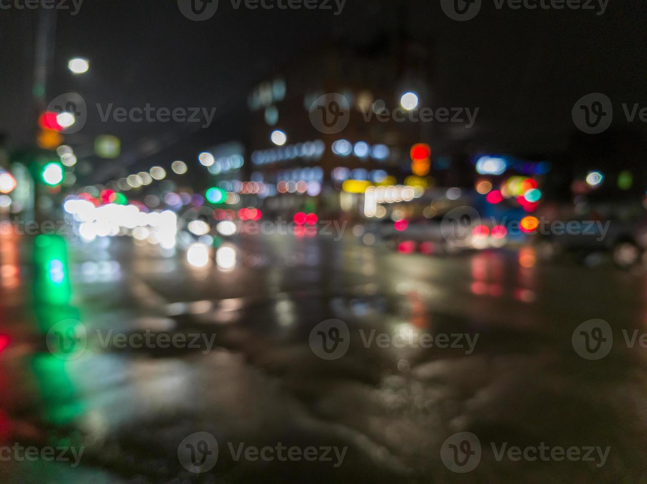 defocused nacht regen stadt straße kreuzung blick foto