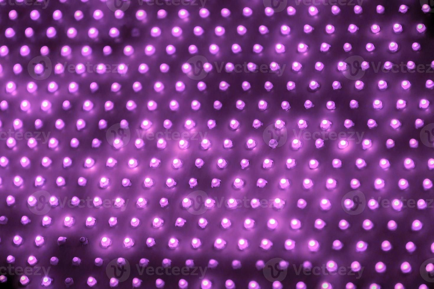 billiges LED-Panel mit violettem Bildschirm für den Außenbereich mit einzelnen Dioden, Vollbild-Nahaufnahme mit selektivem Fokus foto
