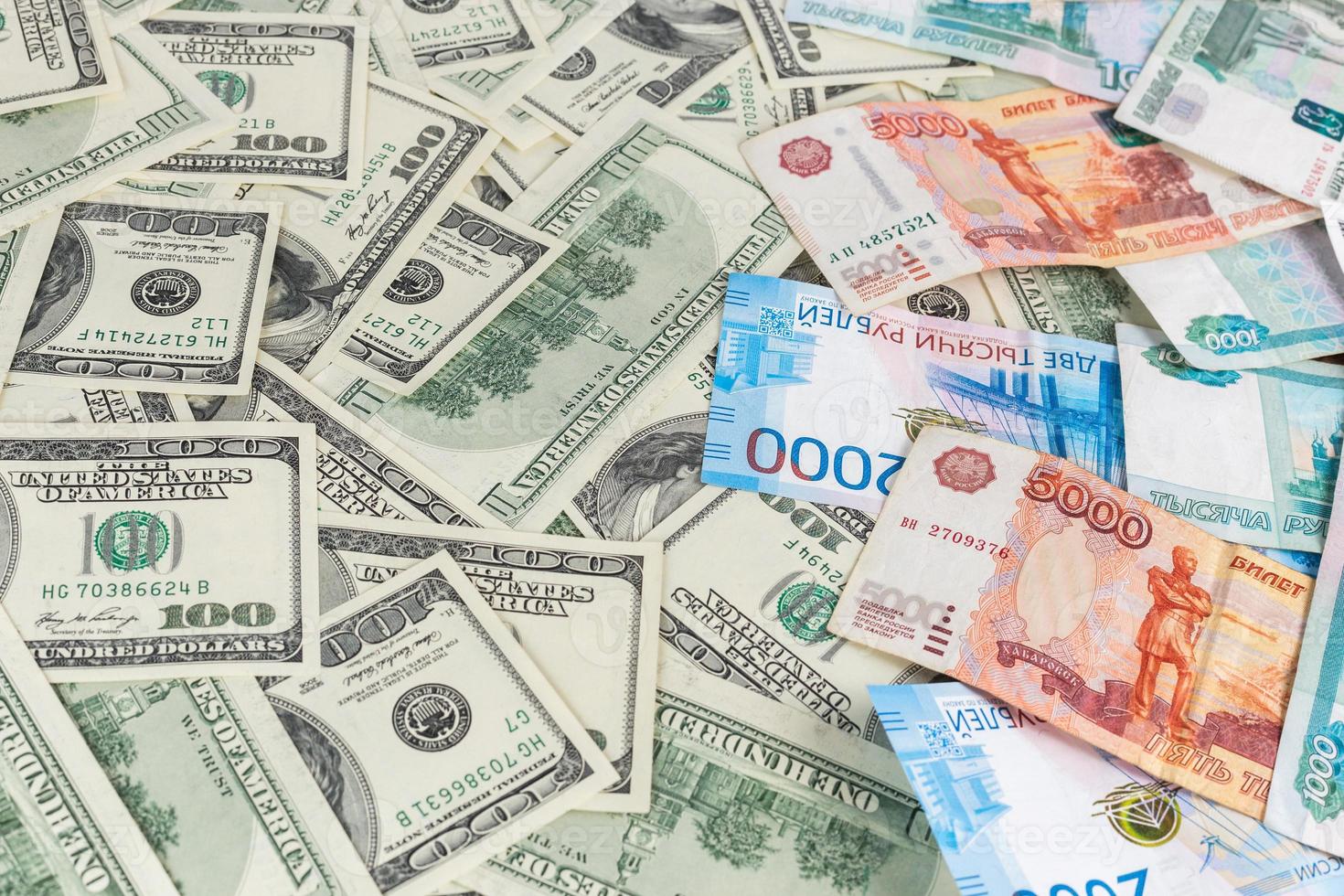 Russischer Rubel und US-Dollar-Banknoten aus nächster Nähe mit selektivem Fokus foto