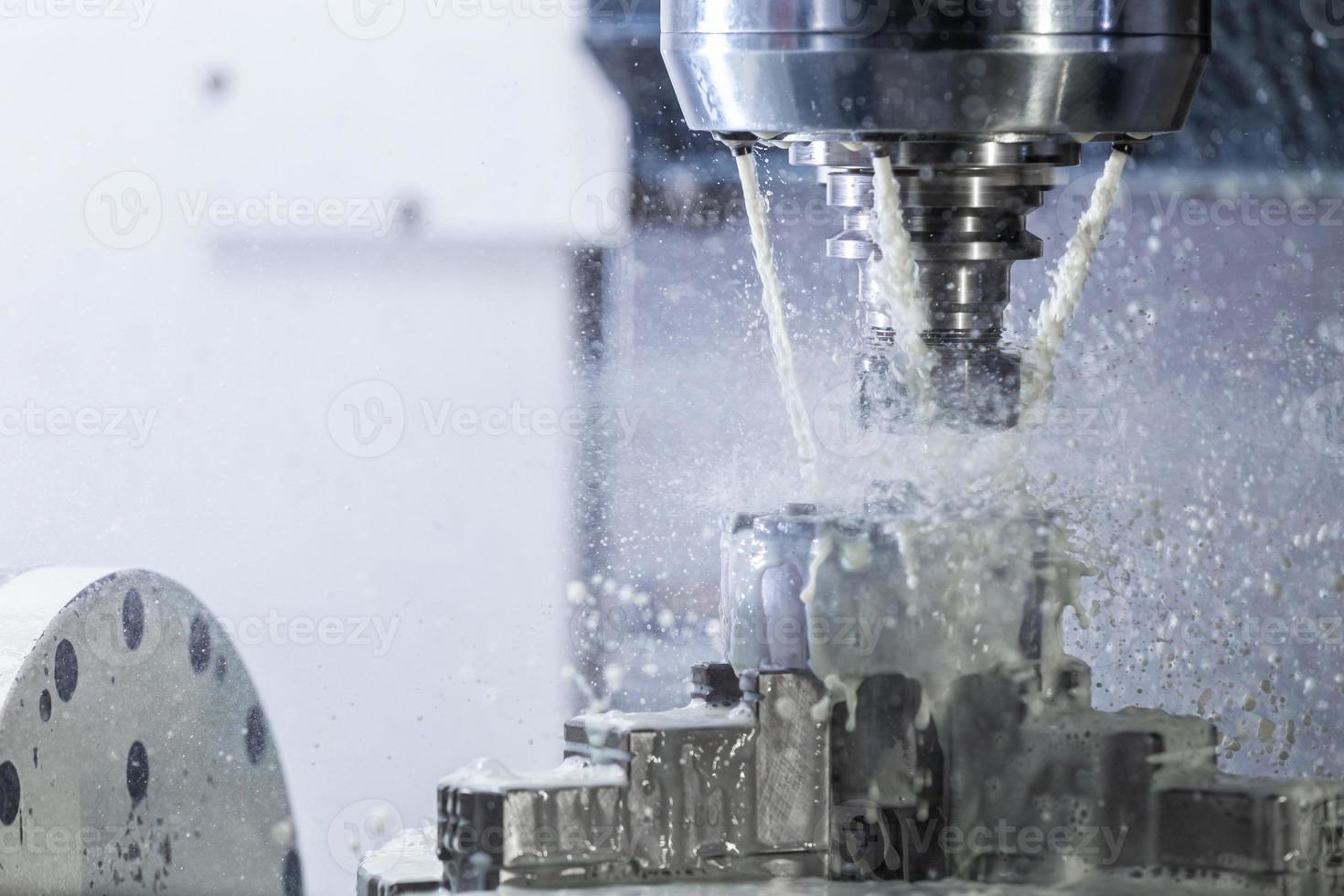 Industrielles Nassfräsen in 5-Achsen-CNC-Maschine mit Kühlmittelfluss unter Druck foto