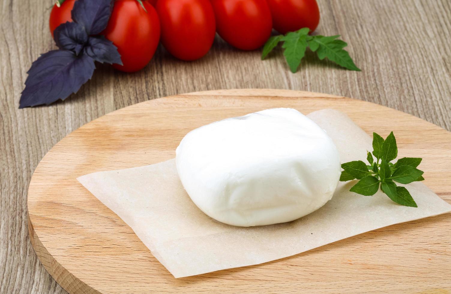 Mozzarella auf Holzbrett und Holzhintergrund foto