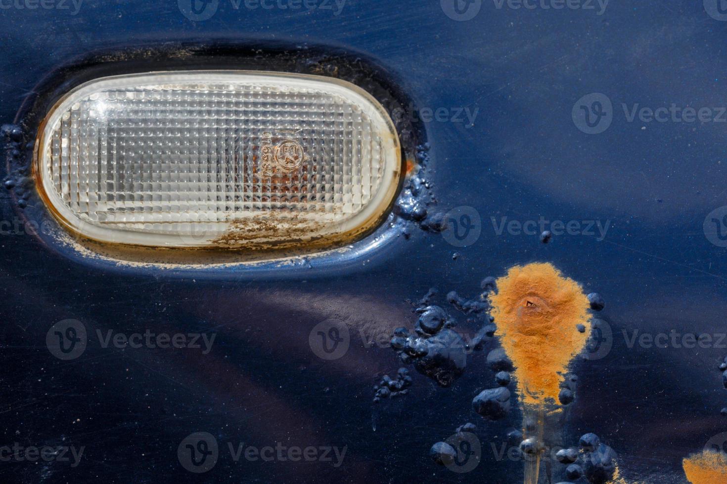 Verrosteter blauer Autoflügel mit Wendelampe, Nahaufnahme mit selektivem Fokus foto
