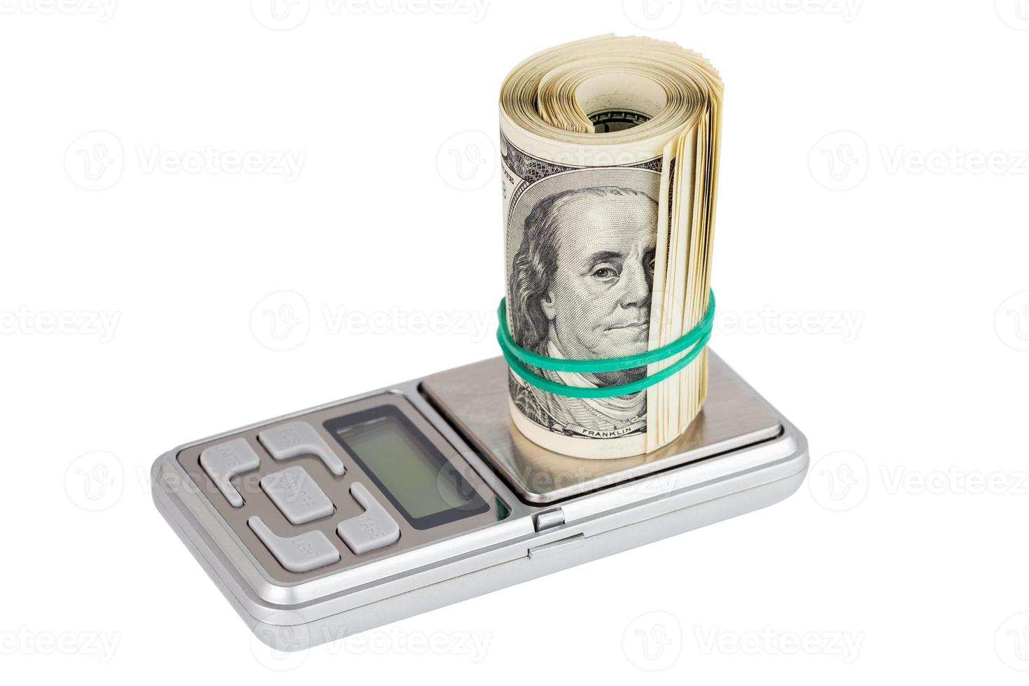 eine Rolle von US-Dollar auf elektronischem Taschengewicht isoliert auf weißem Hintergrund foto