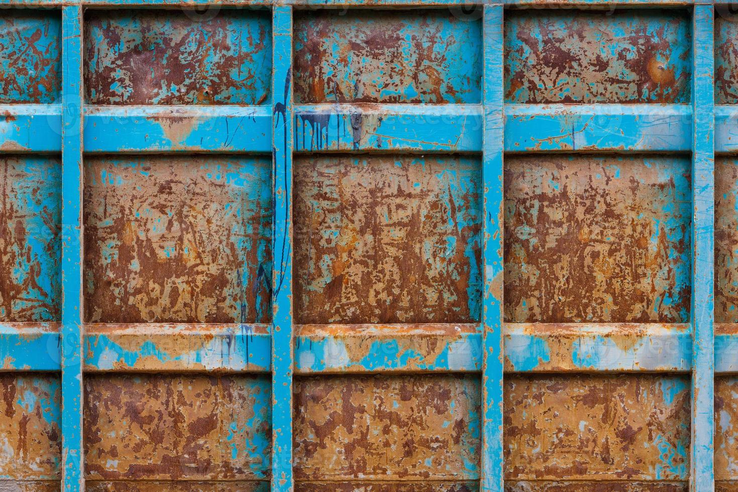 Verrostete verstärkte Containerwand mit Resten von blauer Farbe, flachem Vollbildhintergrund und Textur foto