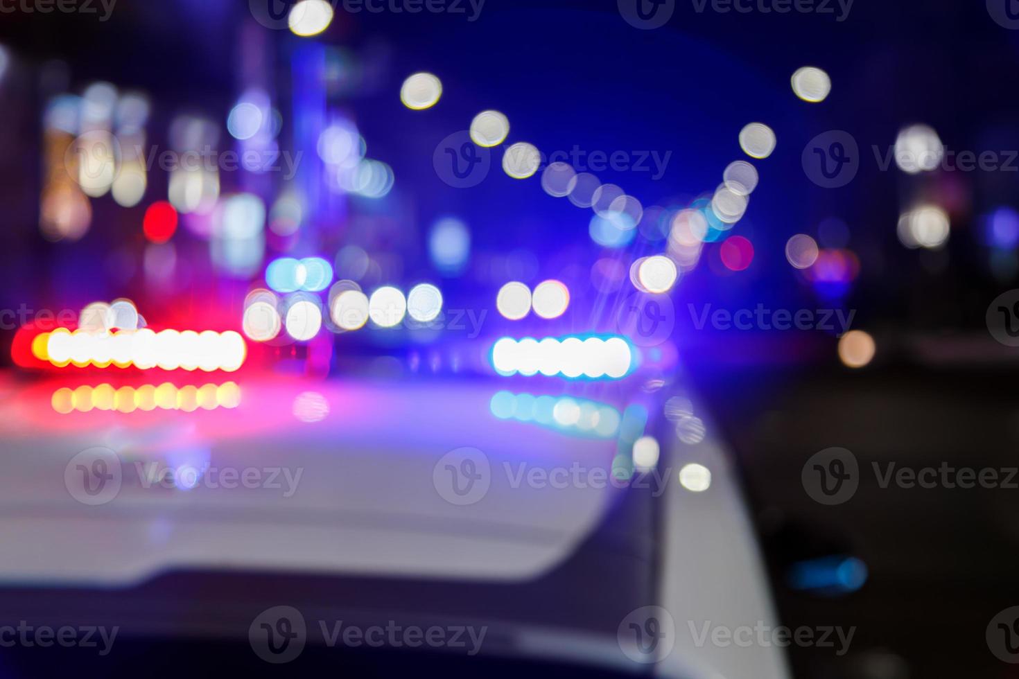 Defokussiertes Foto von Polizeiautolichtern in der Nachtstadt mit selektivem Fokus und Bokeh