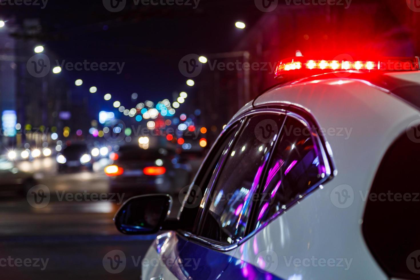 Polizeiautolichter in der Nachtstadt mit selektivem Fokus und Bokeh foto