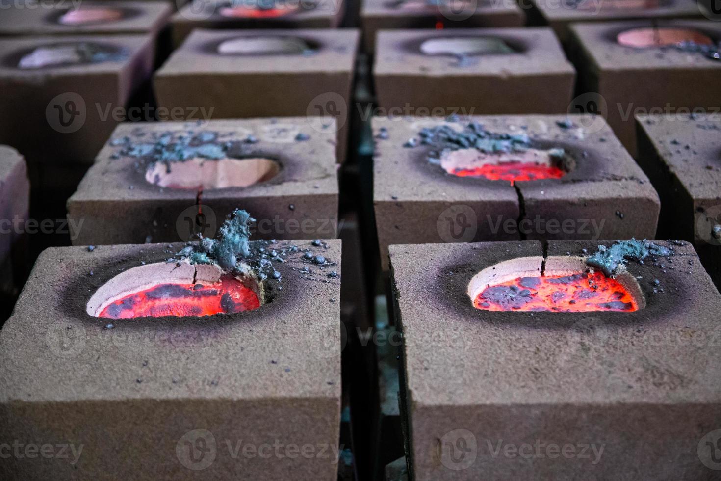Kühlprozess von gefüllten Sandformen nach dem Stahlguss, während des Prozesses gerissen. foto