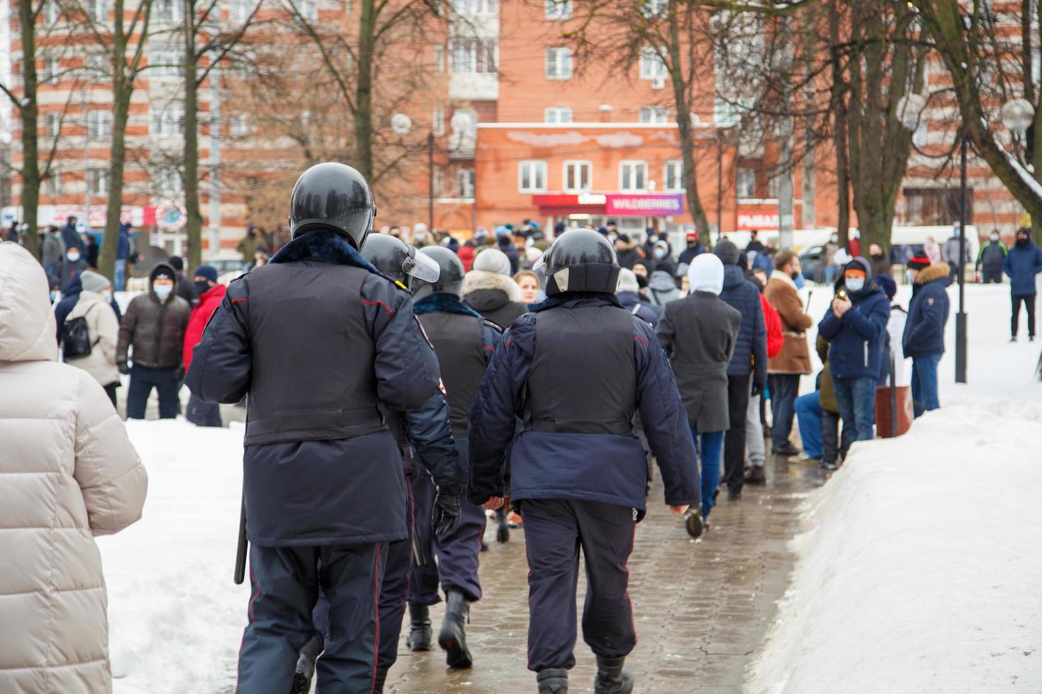 tula, russland 23. januar 2021 öffentliche massenversammlung zur unterstützung von alexei nawalny, gruppe von polizisten, die demonstranten verhaften werden. foto