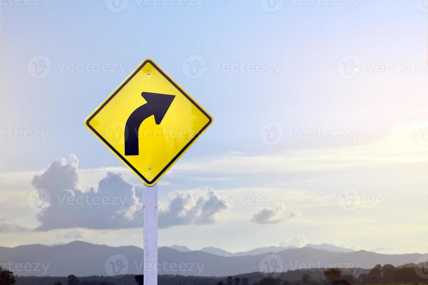 Verkehrswarnschild am Mast, Rechtskurve bedeutet, dass der Weg nach vorne eine Rechtskurve ist und langsam fahren und vorsichtig fahren sollte. foto