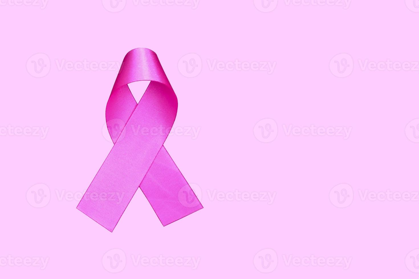 isolierte rosa Schleife, Symbol der weiblichen Brustkrebs-Aufklärungskampagne im Oktober, mit Beschneidungspfaden. foto