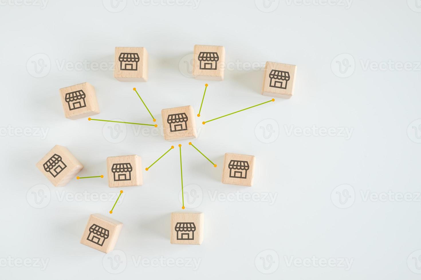 Franchise-Business-Marketing-Konzept. Franchise-Store-Symbol auf Holzklötzen und Liniennetzverbindung. foto