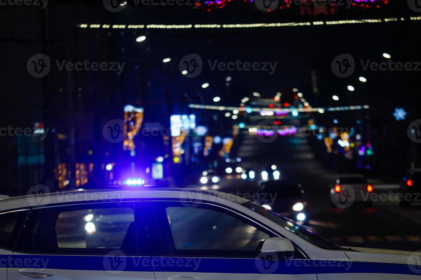 Polizeiauto mit Lichtern in der Nachtstadt, Nahaufnahmeseitenansicht mit selektivem Fokus foto