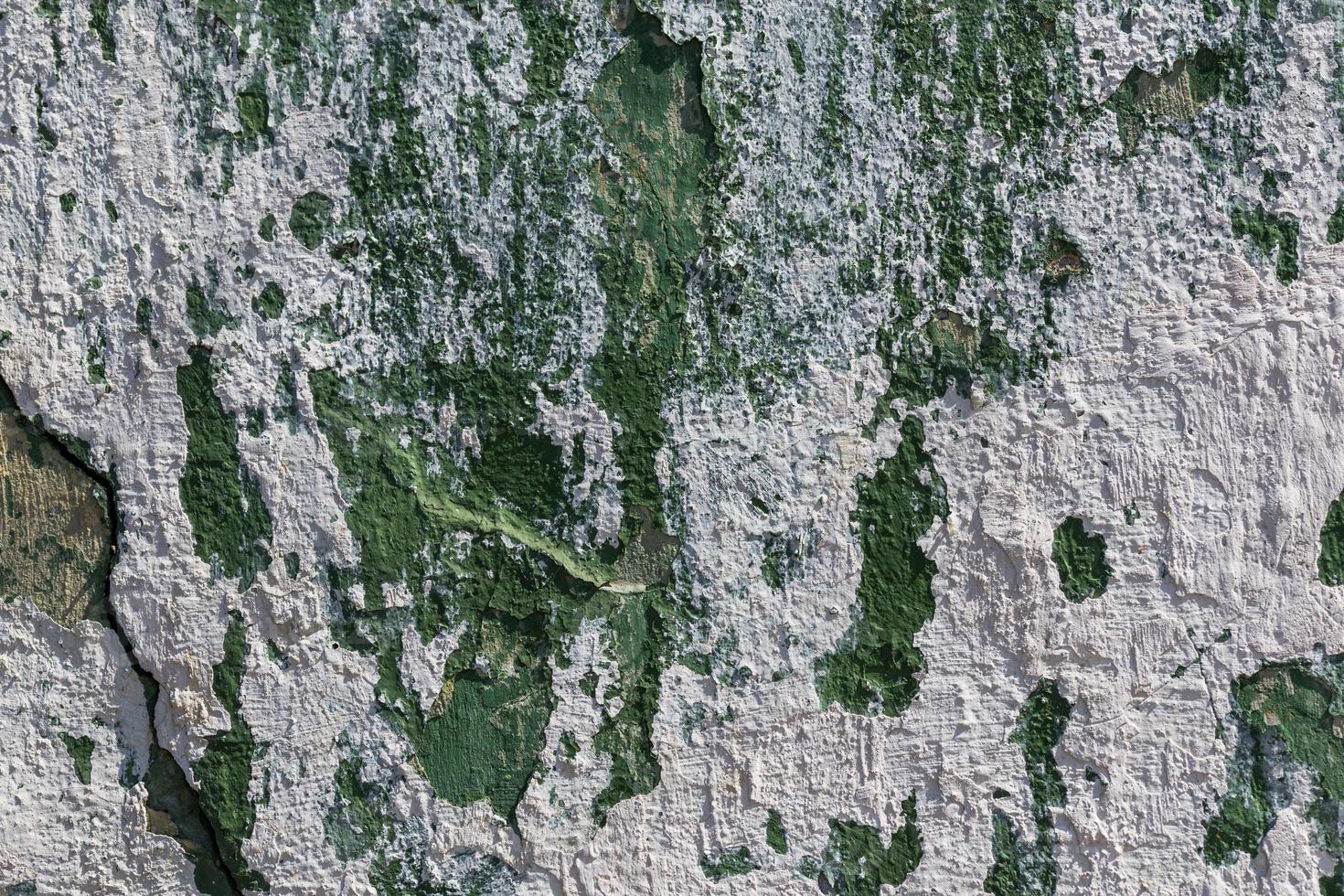 schäbige abblätternde grüne wand mit weißen putzflecken foto