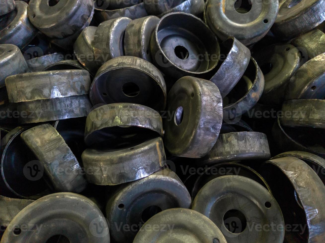 Haufen schmutziger, schwarz gestanzter runder Metallschalen nach einer Motorhaubenoperation foto