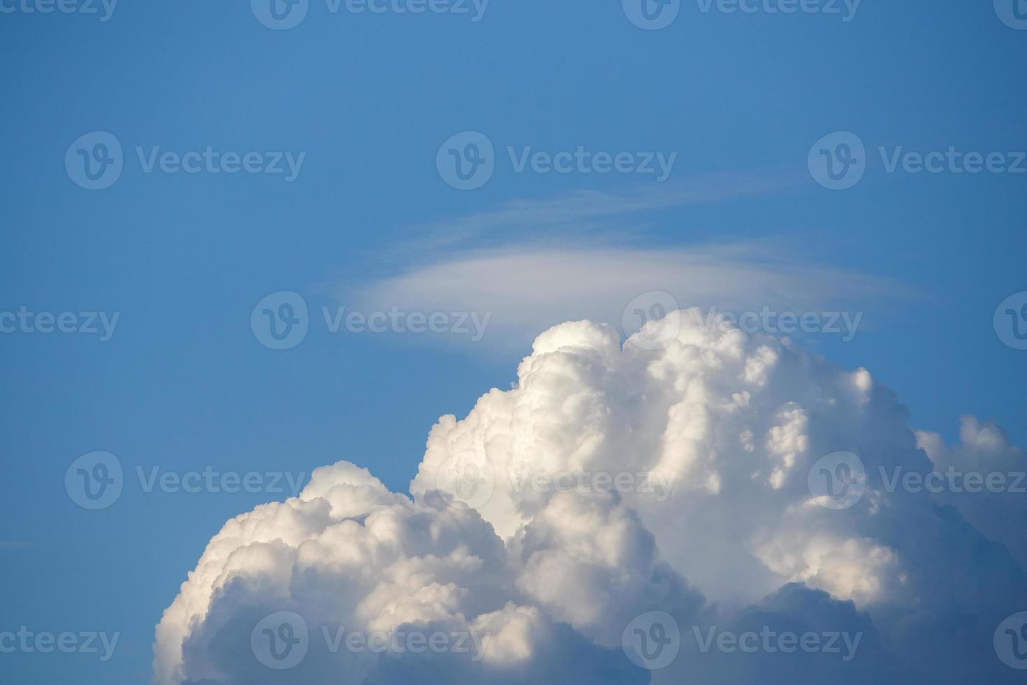 Cumulus-Wolke auf blauem Himmelshintergrund - Nahaufnahme foto