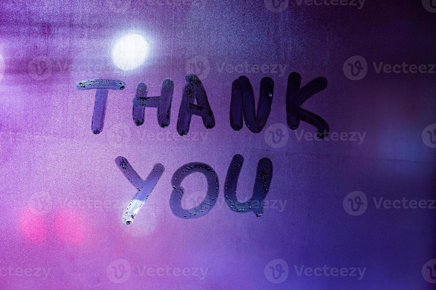 Worte danke handschriftlich auf lila-blauem Nachtnebel-Fensterglas - Nahaufnahme mit selektivem Fokus foto