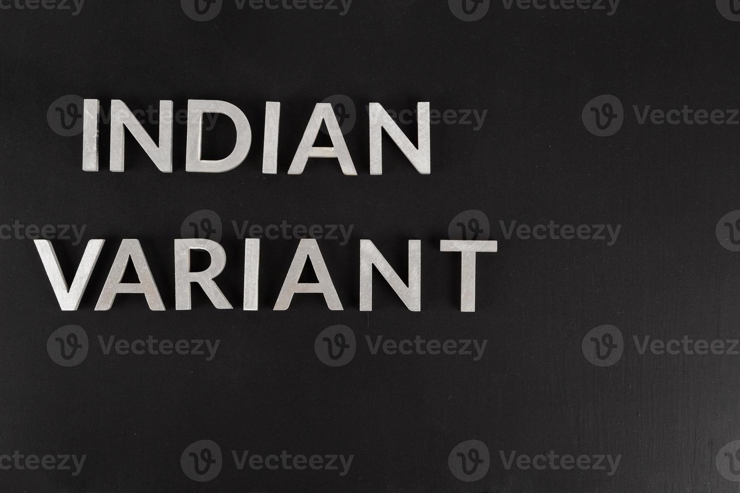 worte indische variante mit silbernen metallbuchstaben auf flacher, mattschwarzer oberfläche foto