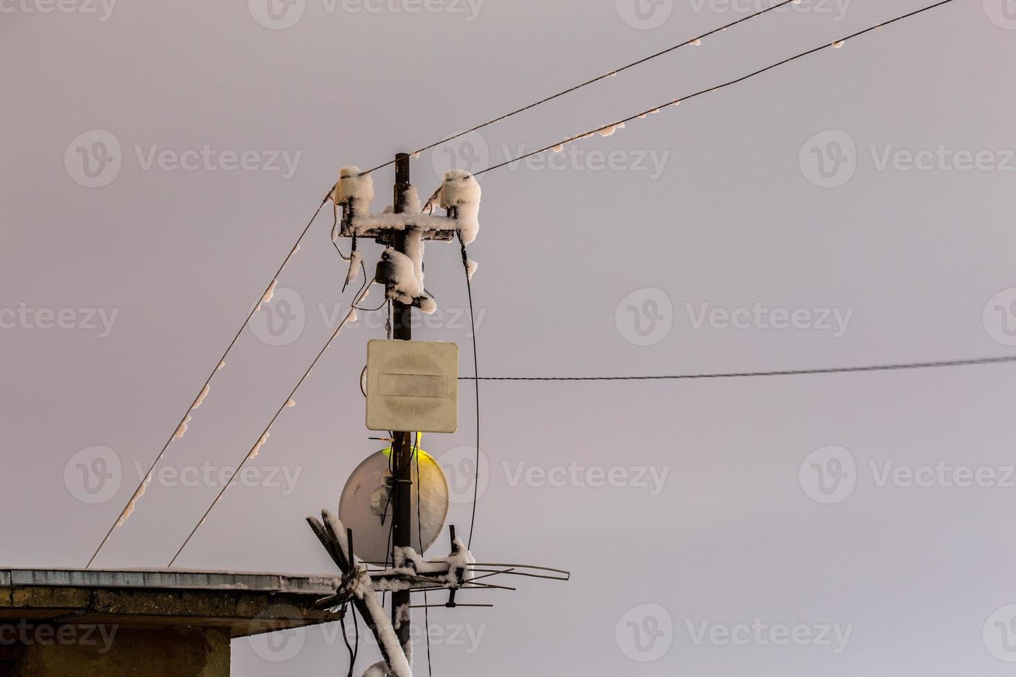 Gefrorene 5-GHz-WLAN-Repeater-Antennensäule in der Winternacht foto