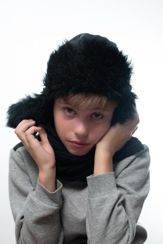 porträt eines verärgerten kerls mit wintermütze und schal, kaltem winter und krisenzeit. foto