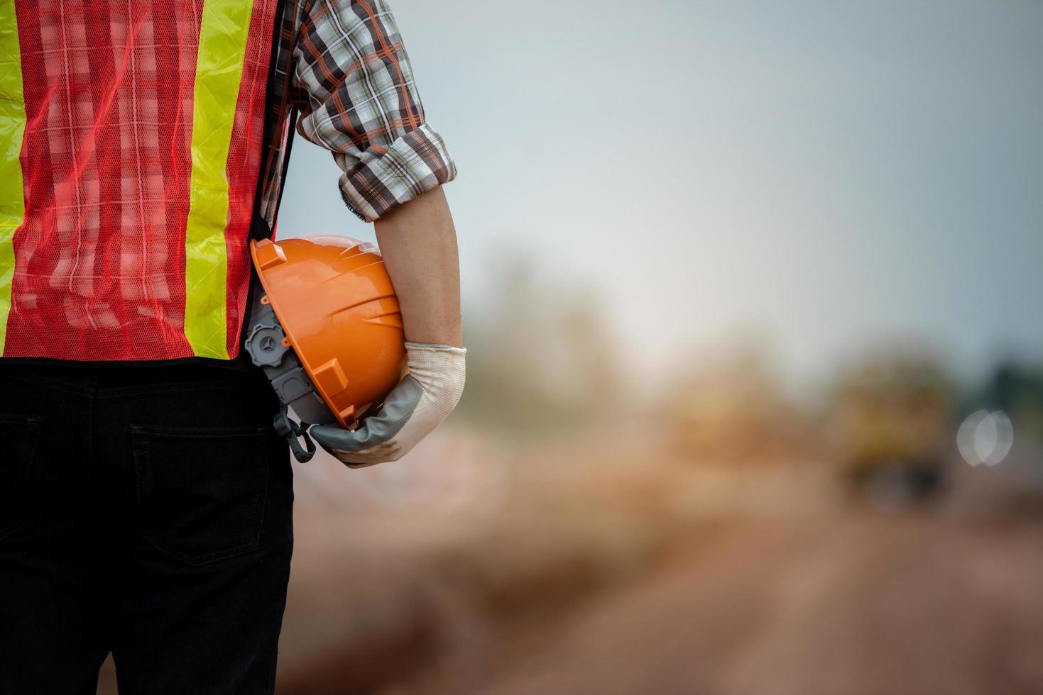 Bauingenieur, der die Arbeiten überwacht foto