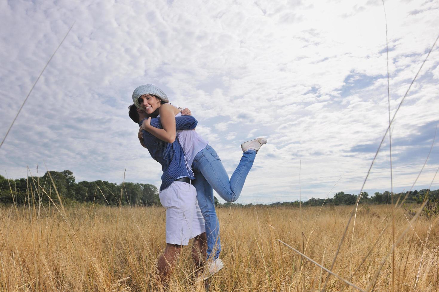 glückliches junges Paar hat romantische Zeit im Freien foto