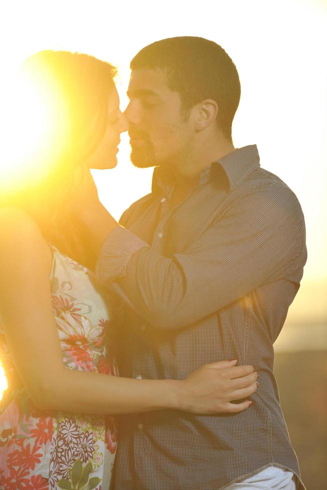 glückliches junges Paar hat romantische Zeit am Strand foto