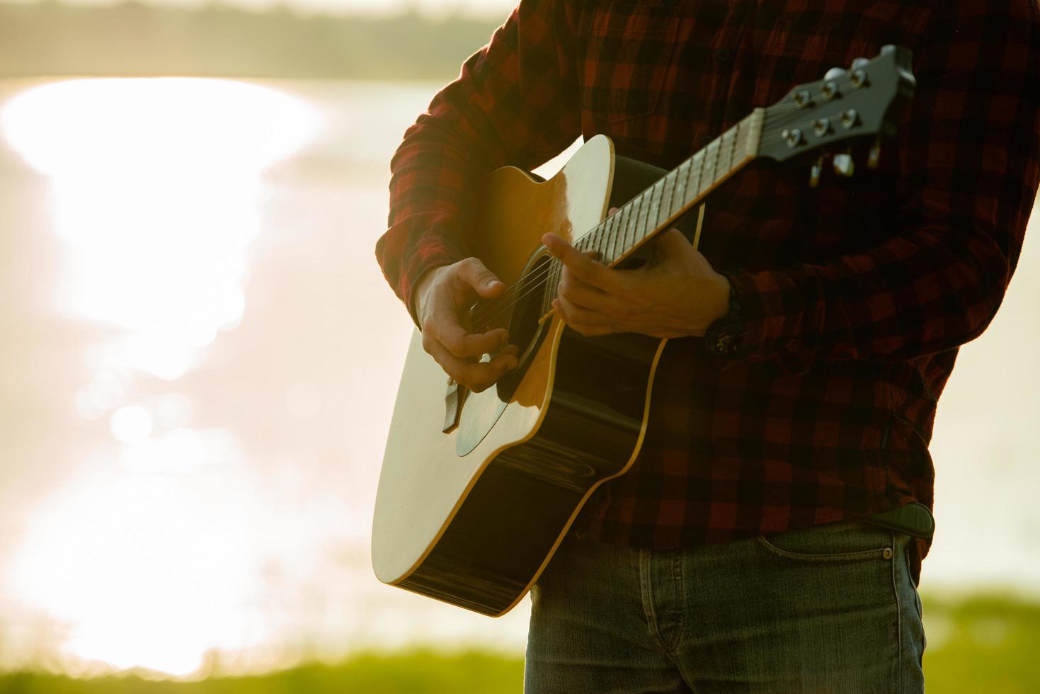 Mann spielt akustische Gitarre foto