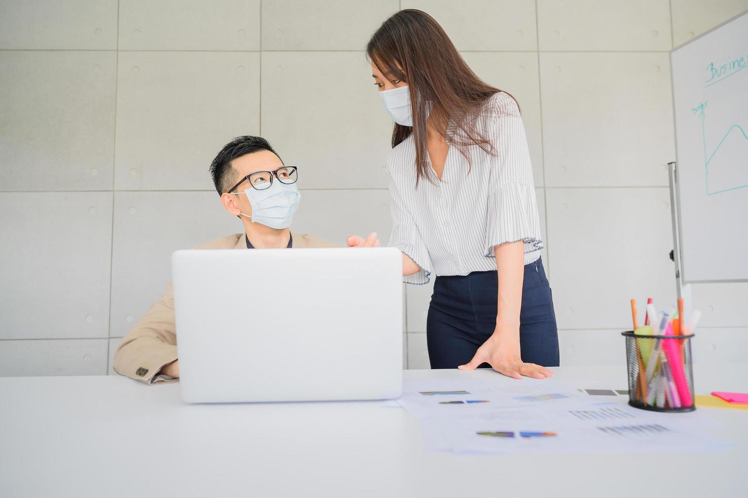 Geschäftsleute, die Gesichtsmaske tragen foto