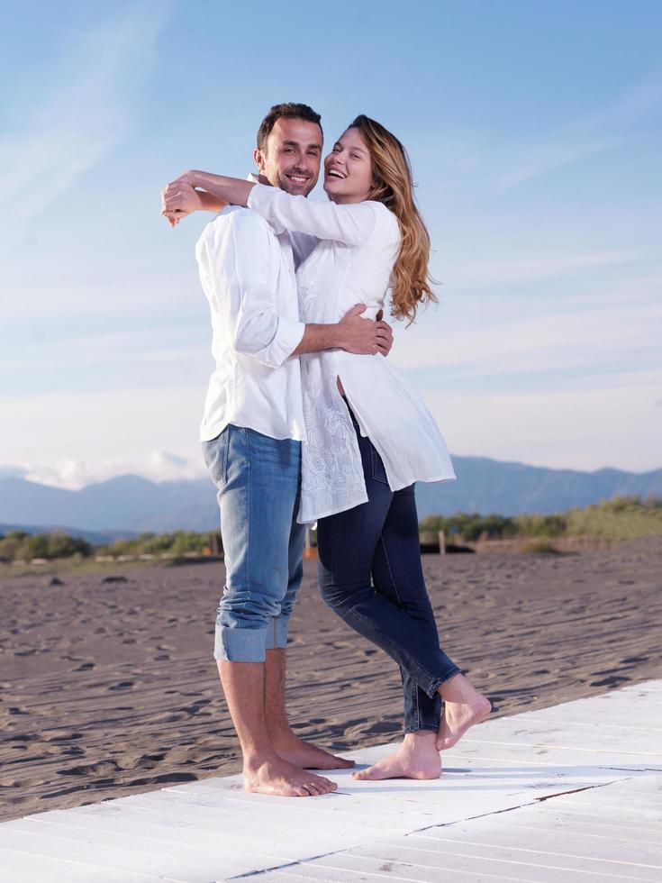 junges paar am strand viel spaß foto