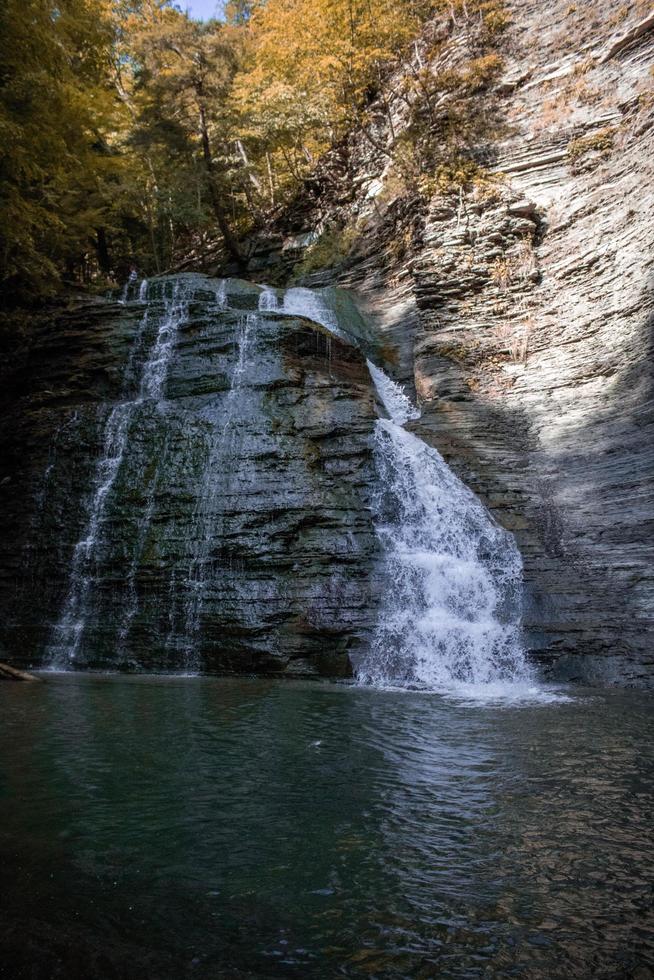 Wasserfall in der Nähe von Bäumen während des Tages foto