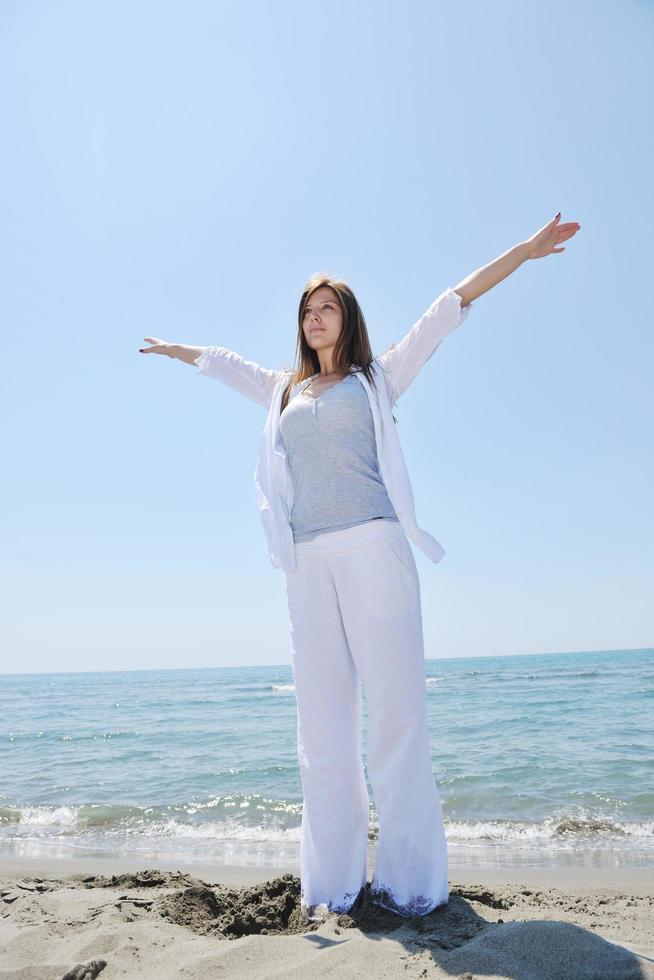 junge Frau am Strand entspannen foto