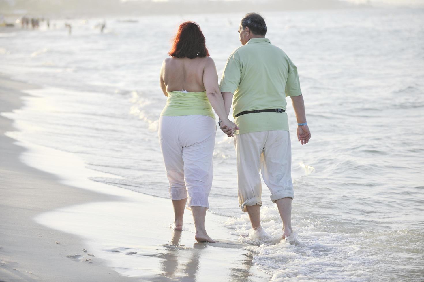 glückliches Seniorenpaar am Strand foto