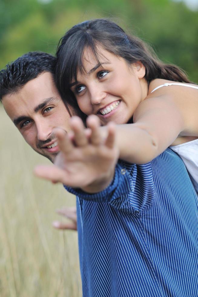 glückliches junges Paar hat romantische Zeit im Freien foto