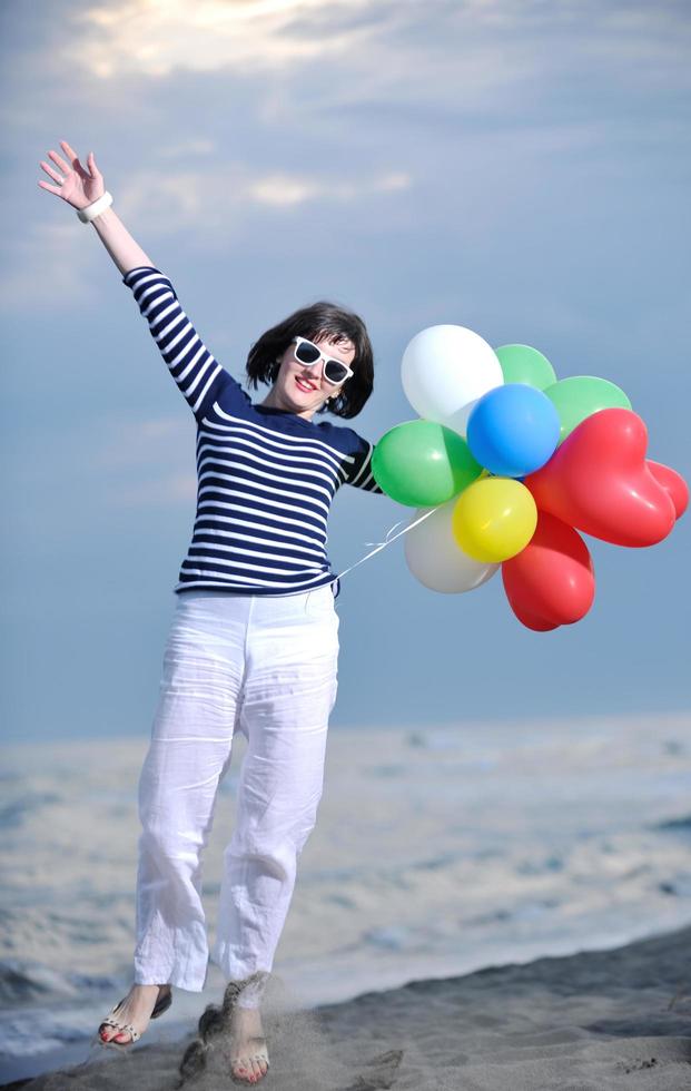 junge Frau am Strand entspannen foto