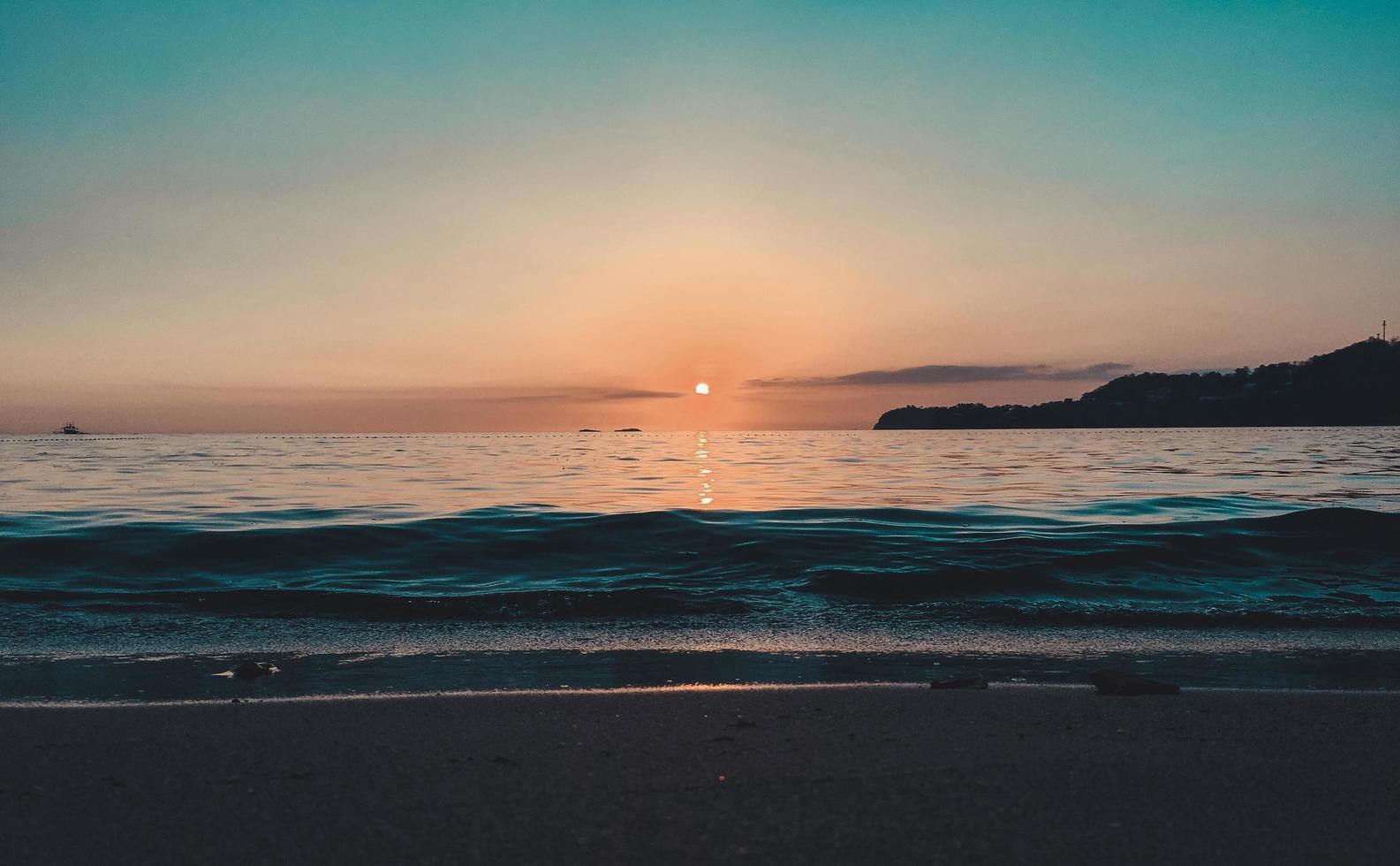 Strand unter Sonnenuntergang der goldenen Stunde foto