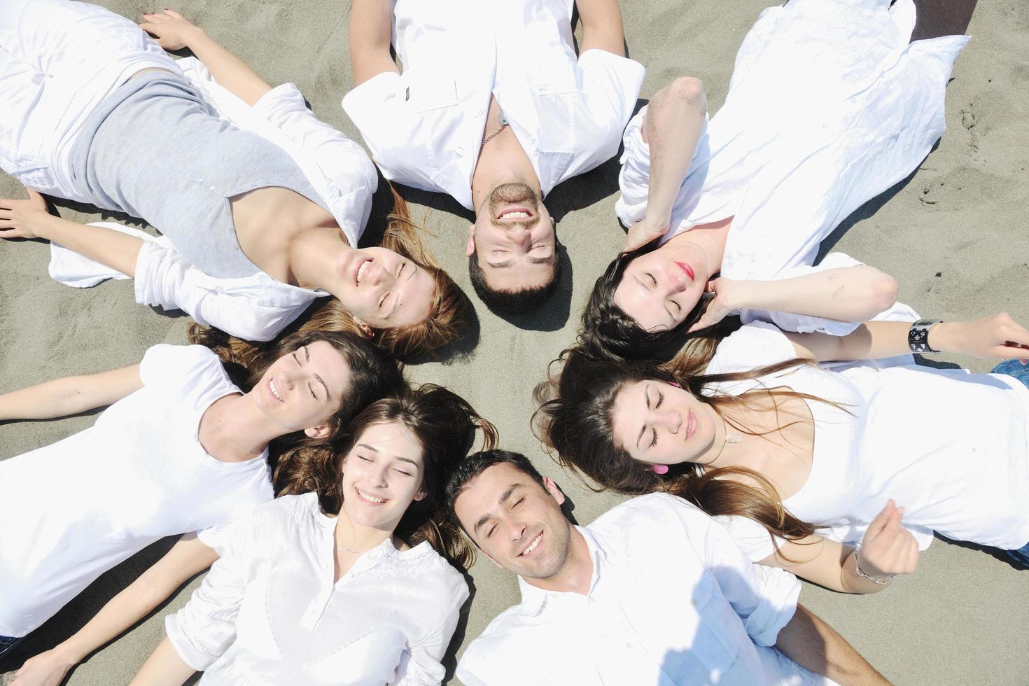 gruppe glücklicher junger leute hat spaß am strand foto