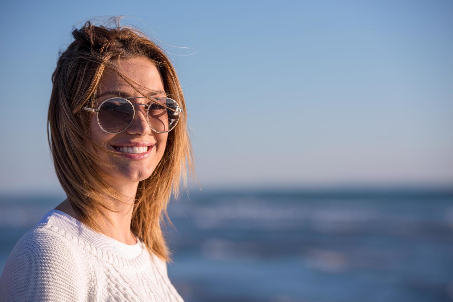 junge frau, die den warmen herbsttag genießt foto