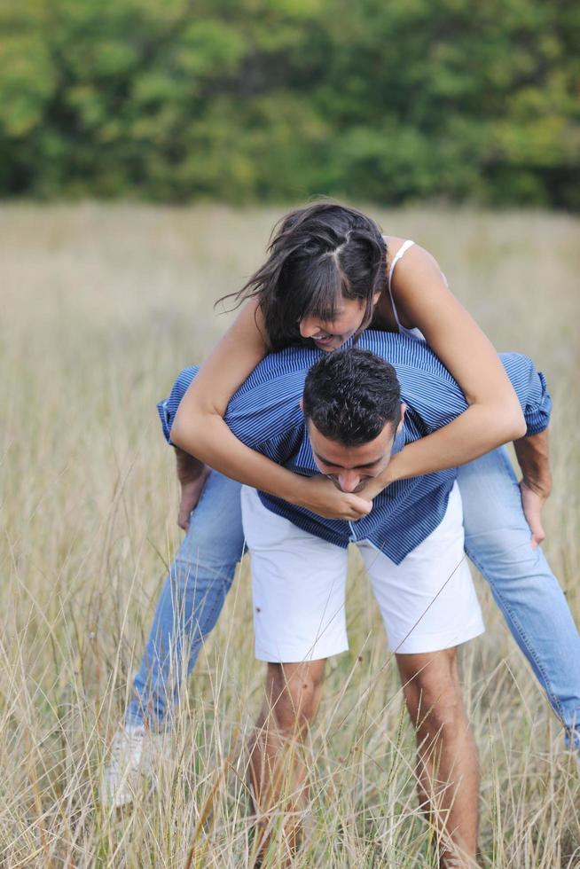 glückliches junges Paar hat romantische Zeit im Freien foto