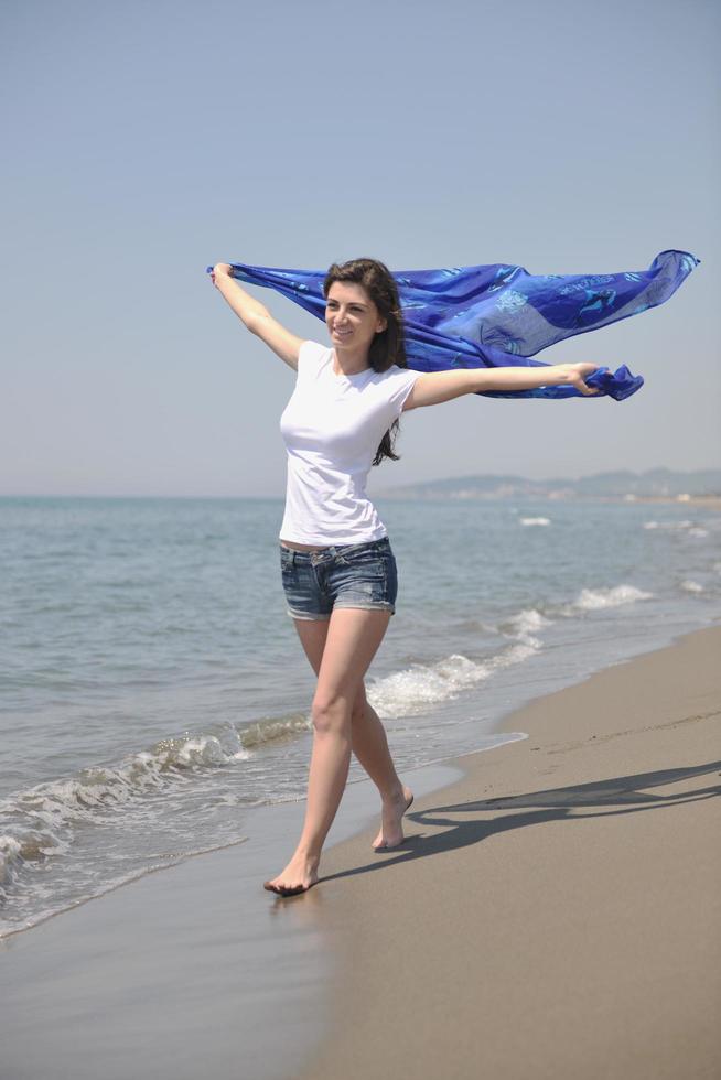 junge Frau am Strand genießen foto