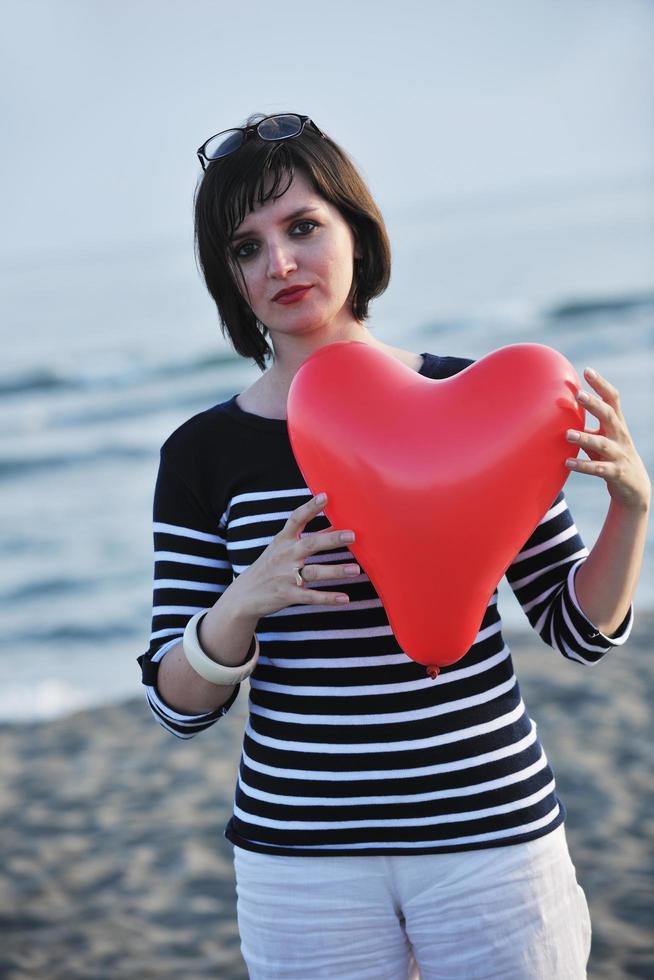 junge Frau am Strand entspannen foto