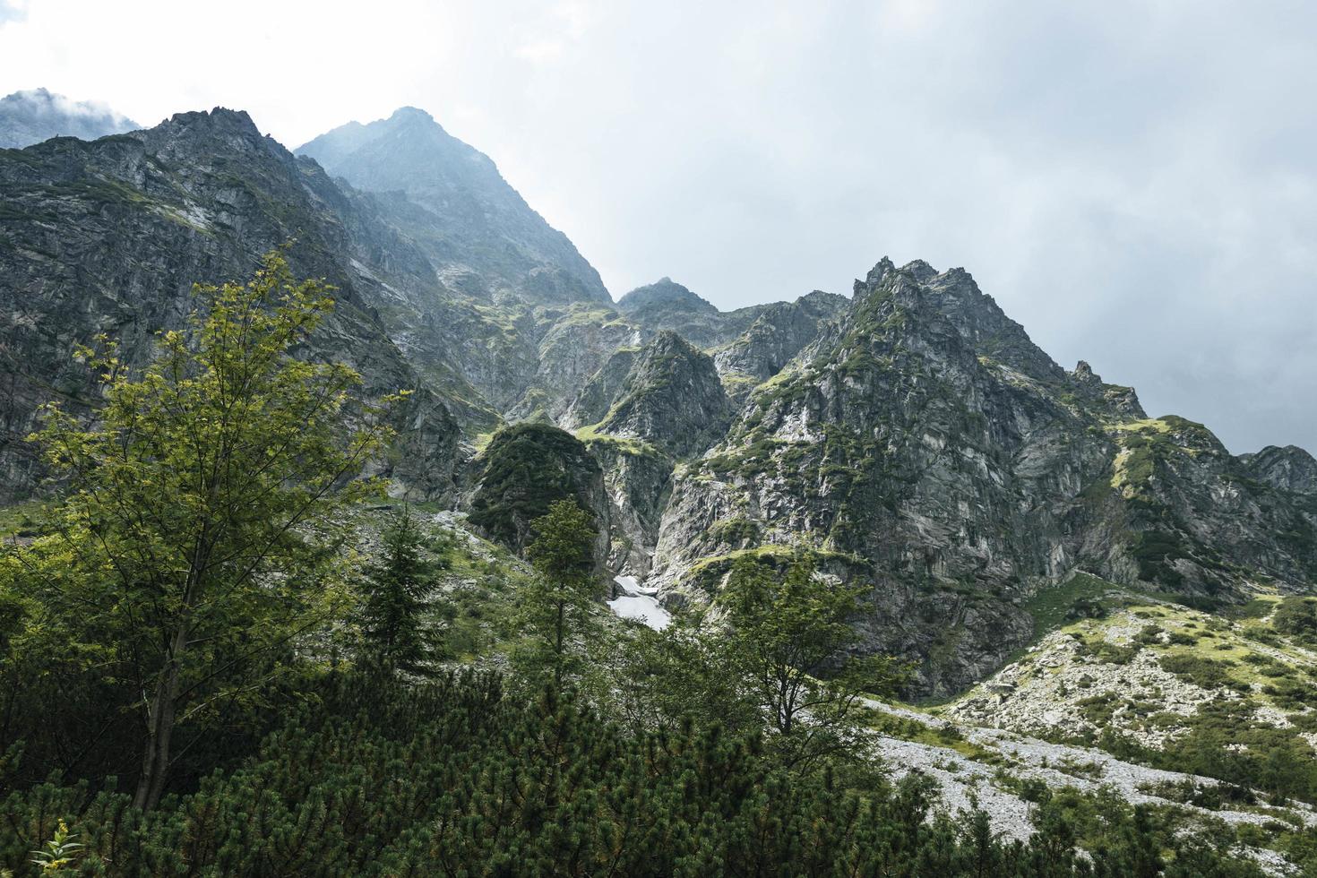 Blick auf die felsigen Berge foto