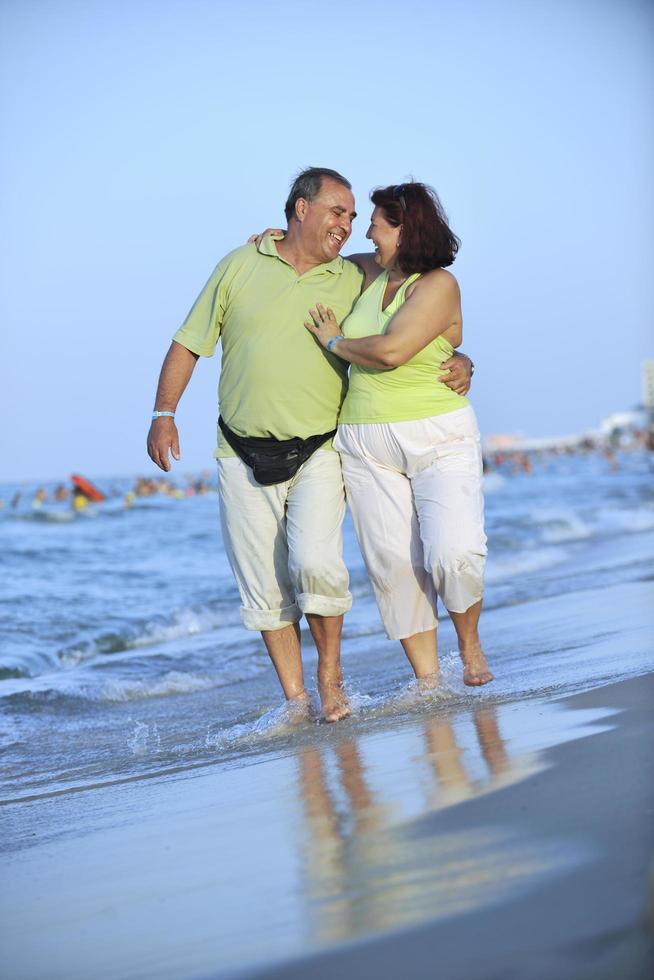 glückliches Seniorenpaar am Strand foto