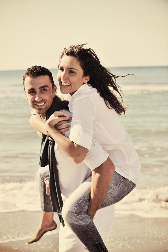 glückliches junges paar hat spaß am schönen strand foto