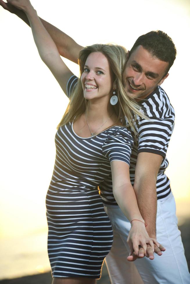 glückliches junges Paar hat romantische Zeit am Strand foto