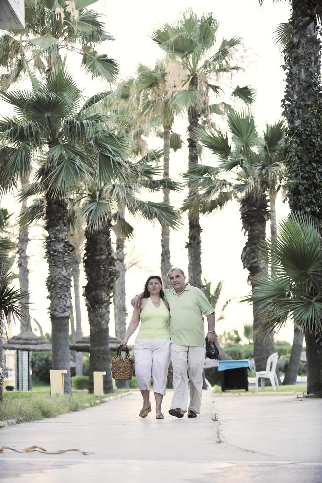 glückliches Seniorenpaar am Strand foto