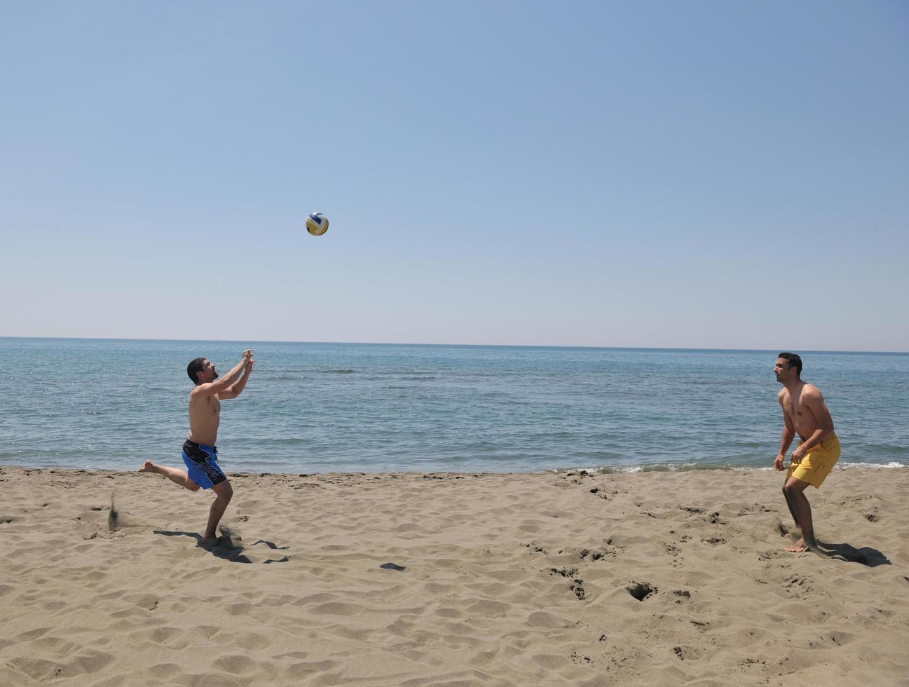 männlicher Beachvolleyballspieler foto